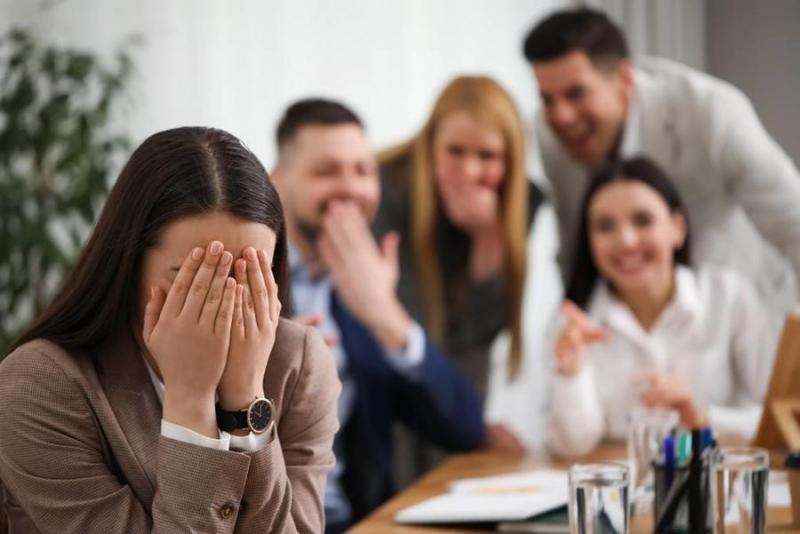 غرامة 30 ألف وحبس 6 أشهر.. تعرف على عقوبة فعل شائع بين الموظفين