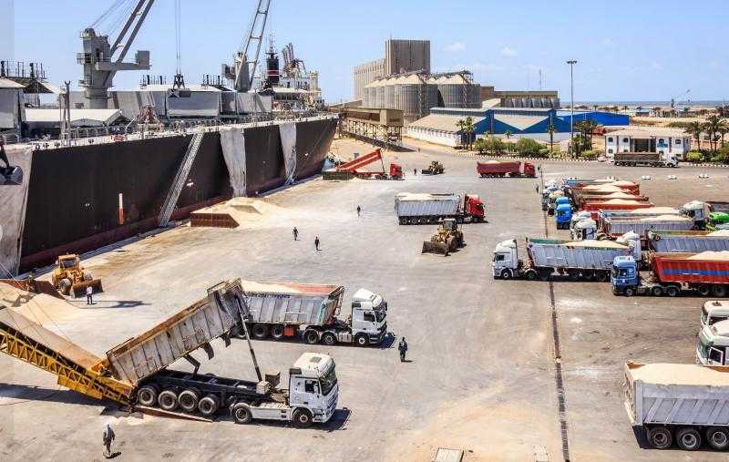 قادمة من روسيا.. ميناء دمياط يستقبل 44 ألف طن من القمح للقطاع الخاص