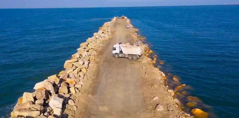 بطول 5400 متر.. تنفيذ حاجز الأمواج الغربي الجديد بميناء دمياط| فيديو
