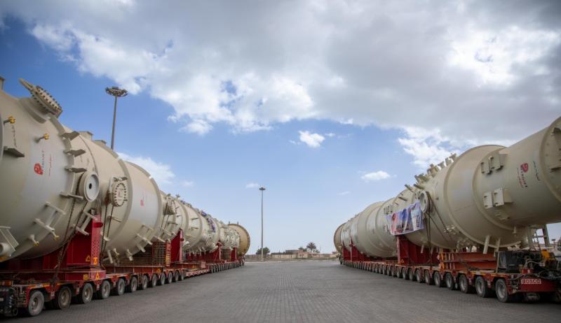 وصول أبراج تقطير للغاز لميناء الأدبية لنقلهم لمجمع غازات الصحراء الغربية