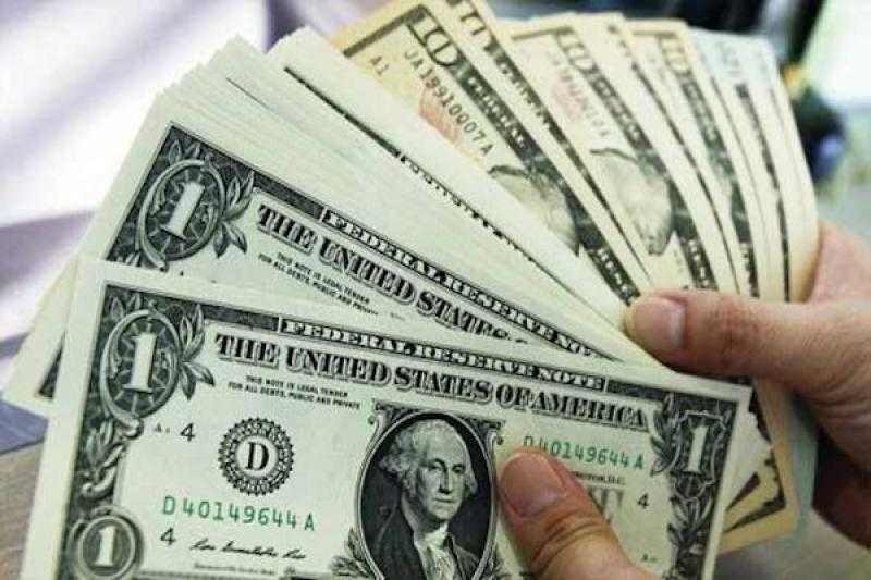 «5 ملايين غرامة و10 سنوات حبس» عقوبة التعامل بالدولار خارج البنوك