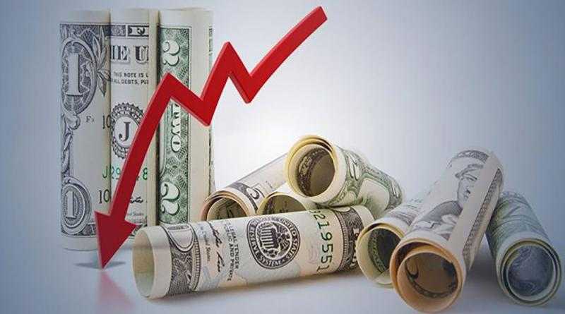 خبير اقتصادي يتوقع انخفاض الدولار قريبًا بعد تثبيت سعر الفائدة