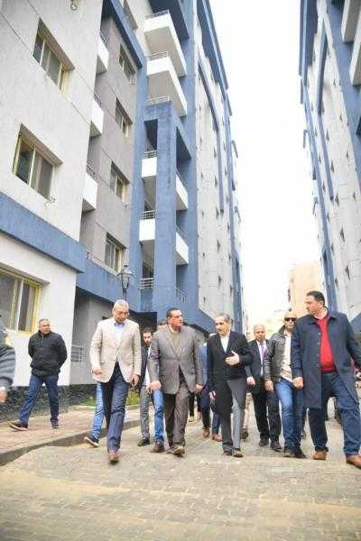 وزير التنمية المحلية يتفقد وحدات الإسكان الاجتماعي بمنطقة العجيزي في طنطا| صور