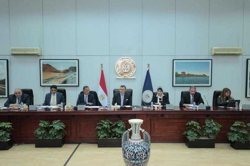 «السياحة والآثار» تجتمع لاستعراض ما شهده القطاع خلال الـ ٦ أشهر الماضية