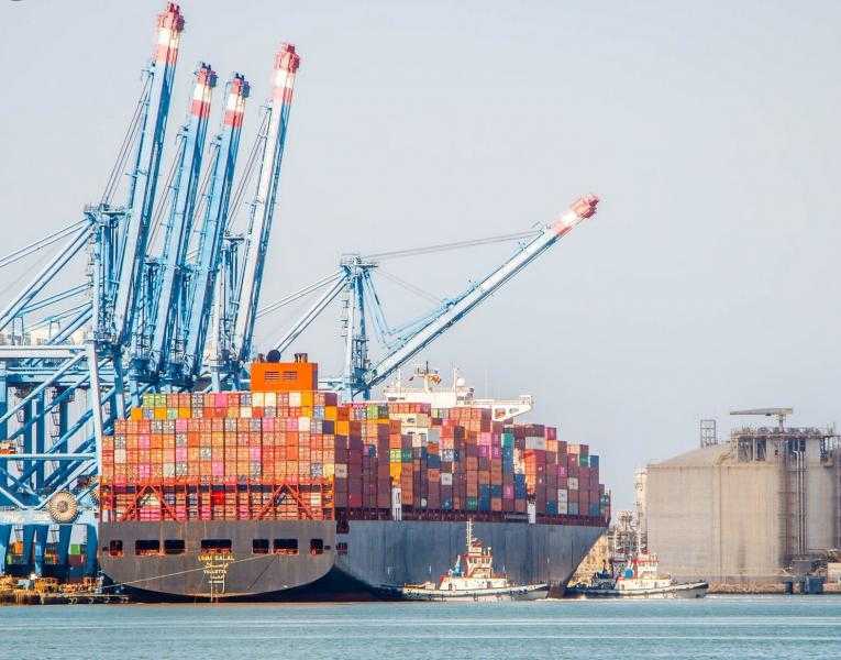 بينها القمح والفول والحديد.. ميناء دمياط يستقبل 48743 طن بضائع