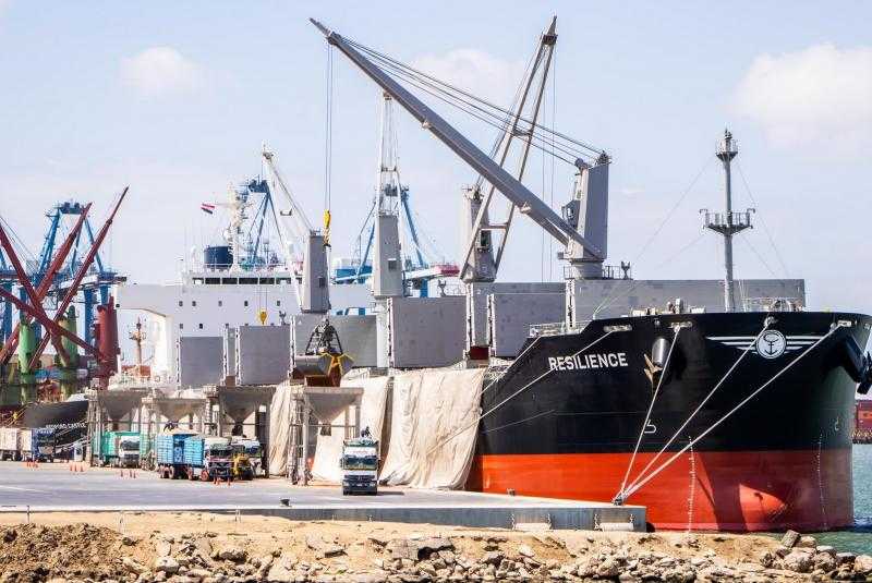 بينها القمح والذرة.. ميناء دمياط يستقبل 39271 طن بضائع