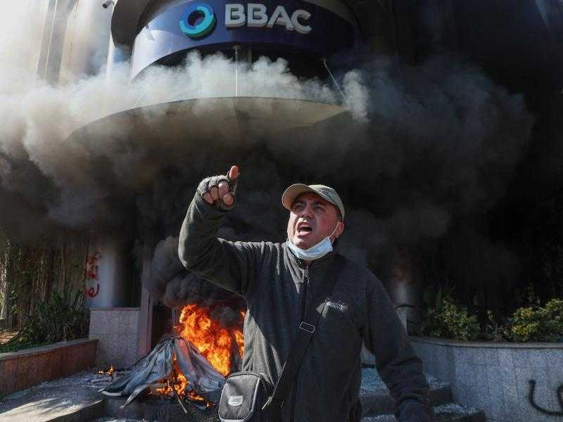 الدولار تجاوز الـ80 ألف ليرة.. شوارع بيروت يملؤها المتظاهرون واندلاع الحرائق بالمصارف