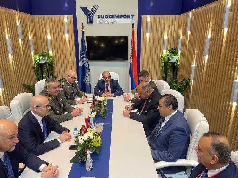 وزير الإنتاج الحربي يستعرض الأسلحة والمعدات العسكرية الصربية بمعرض «IDEX 2023»