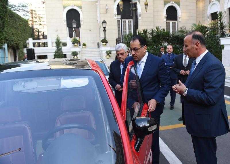 تصنيع سيارة كهربائية مصرية.. تفاصيل اجتماع رئيس الوزراء اليوم لاستعراض نماذجها