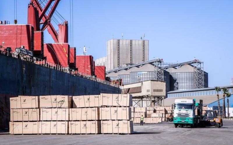 «القمح والسكر» أبرزها.. حركة الصادر والوارد بميناء دمياط خلال 24 ساعة