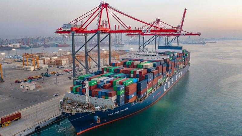 ميناء الإسكندرية يستقبل سفينة عملاق بحضور وزير النقل (صور)