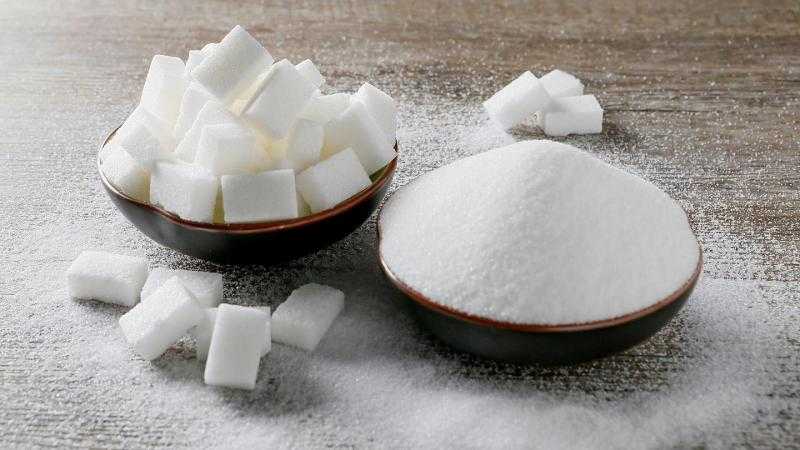 عقود السكر الأبيض تتخلى عن الأرباح وتهبط عند التسوية