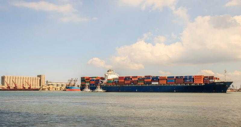 بينها القمح والفول.. ميناء دمياط يستقبل 31613 طن بضائع