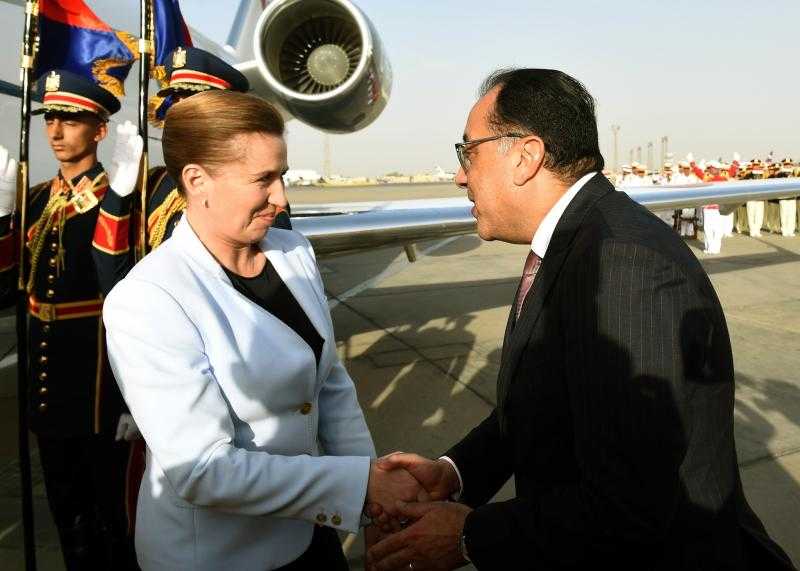”مدبولي” يستقبل رئيسة وزراء الدنمارك بمطار القاهرة