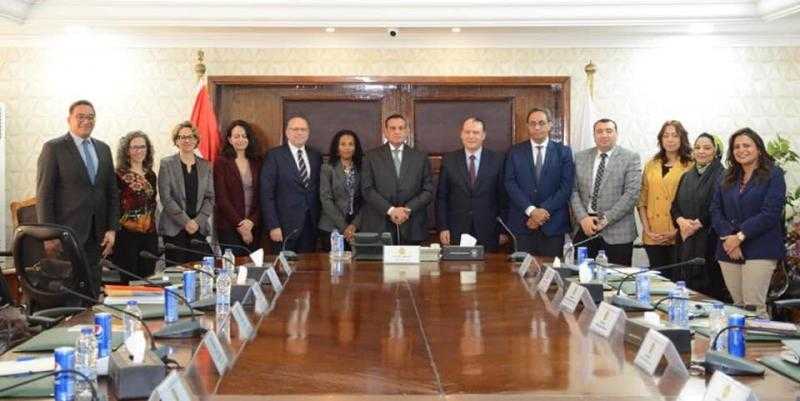 هشام آمنة يبحث مع البنك الدولي التعاون لتطوير الإدارة والتنمية الاقتصادية