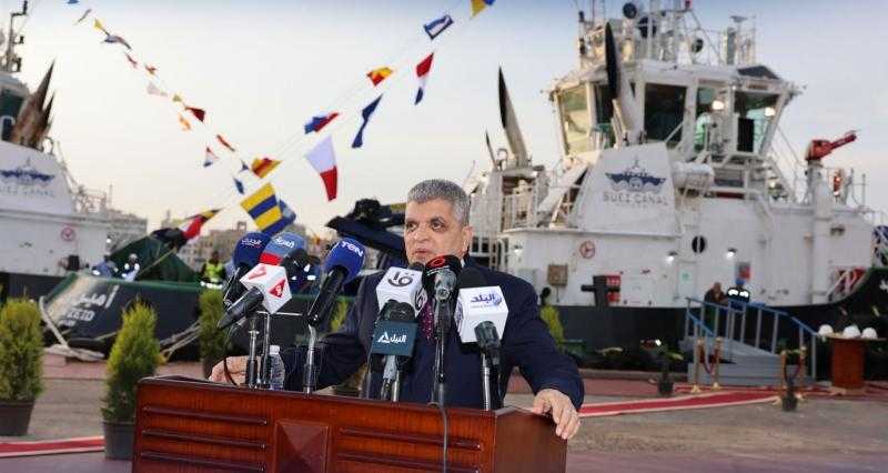 أسامة ربيع يشهد رفع العلم المصري على القاطرة البحرية الجديدة «أمين زيد»