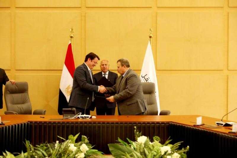 سكك حديد مصر توقع بروتوكول تعاون لإنشاء مصنع «تالجو مصر» للقطارات