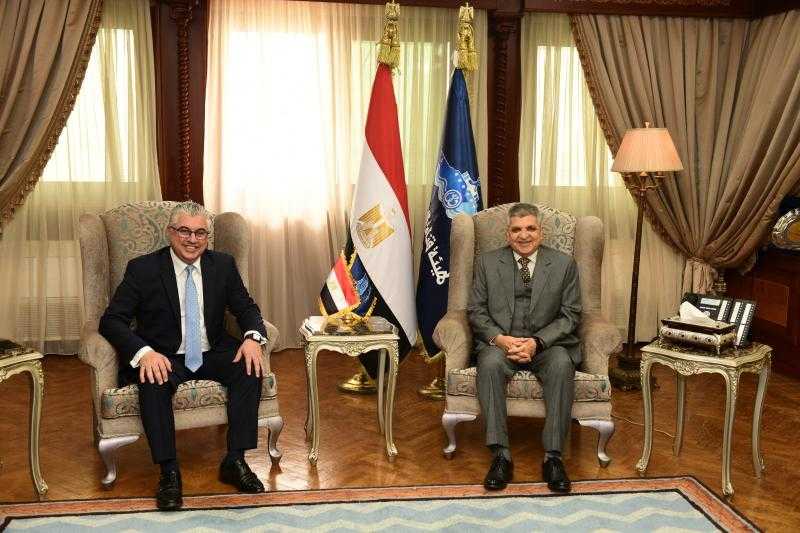 الفريق أسامة ربيع يلتقي رئيس «اقتصادية القناة» لبحث التعاون المشترك