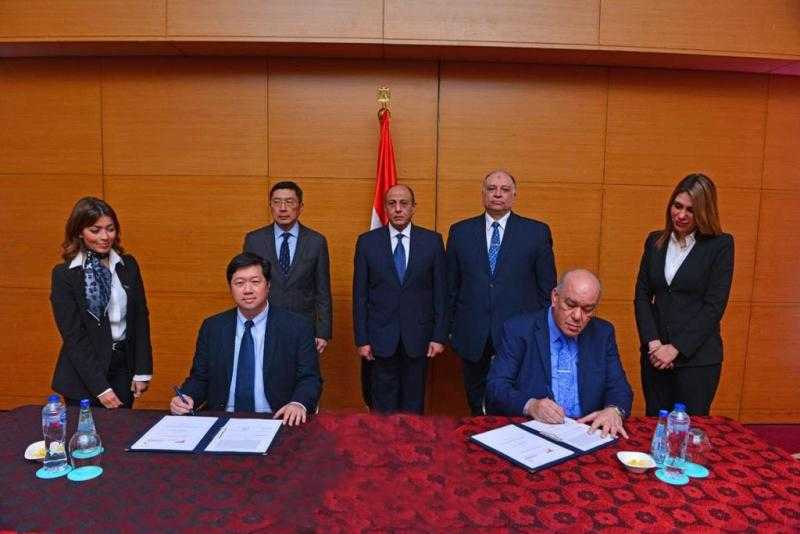 بحضور وزير الطيران.. مذكرة تفاهم بين ميناء القاهرة الجوي وشركة سنغافورية