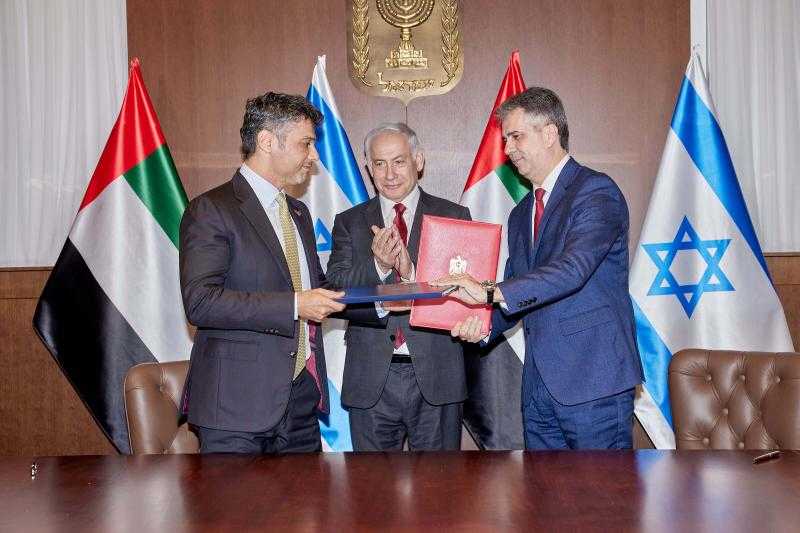السفير الإماراتي يوقع اتفاقية للتعاون الجمركي مع إسرائيل