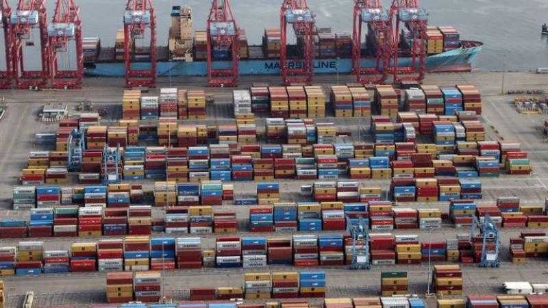 تراجع الصادرات واتساع العجز التجاري للسلع الأمريكية في فبراير 2023
