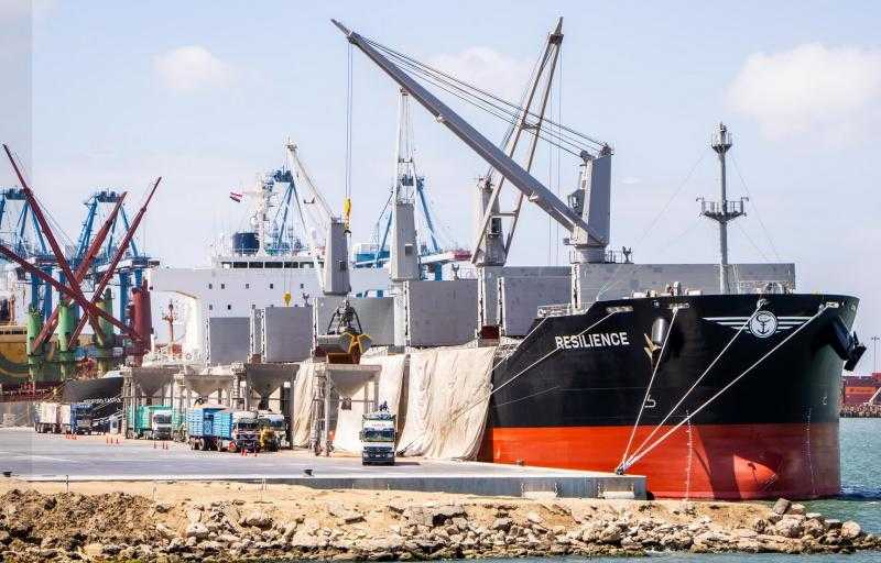 بينها فول وذرة وقمح.. ميناء دمياط يستقبل 37138 طن بضائع