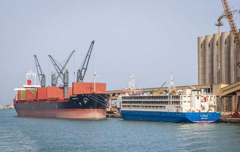 «القمح والذرة» أبرزها.. حركة الصادر والوارد بميناء دمياط خلال الـ24 ساعة