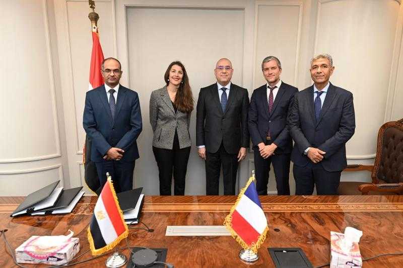 «الإسكان» توقع اتفاقية لتطوير محطة معالجة الصرف الصحي بحلوان