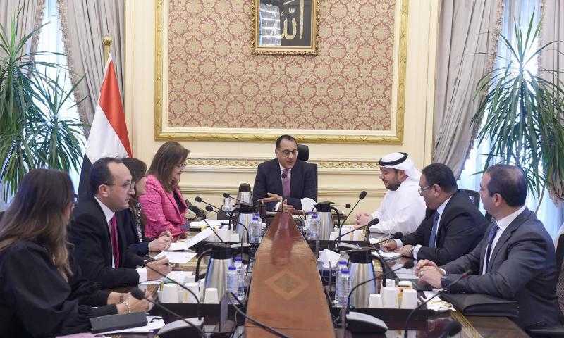 مدبولي يلتقي رئيس شركة أبوظبي القابضة لبحث الفرص الاستثمارية