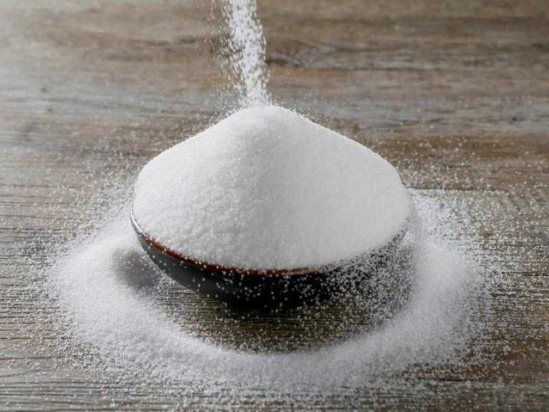 عقود السكر الأبيض تعكس مسارها وتنخفض عند التسوية