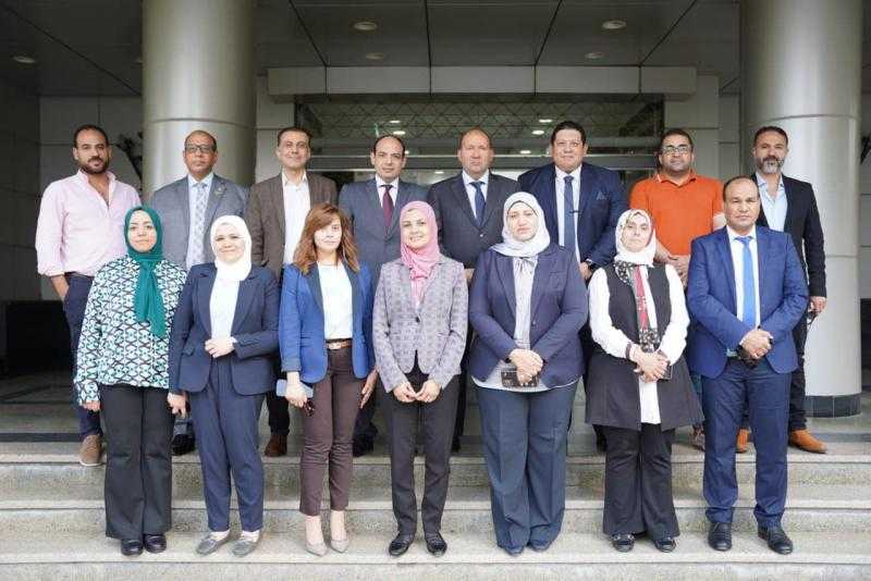 السفير هشام بدر يلتقي الفائزين بجوائز التميز الفردي في الدورة الثالثة| صور