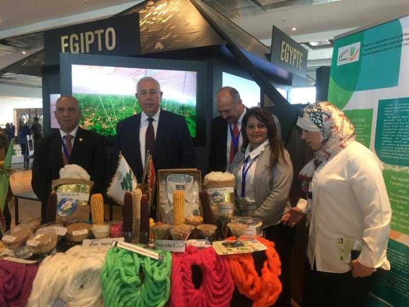 وزير الزراعة يتفقد جناح الوزارة خلال الاجتماعات السنوية للبنك الإفريقي بشرم الشيخ