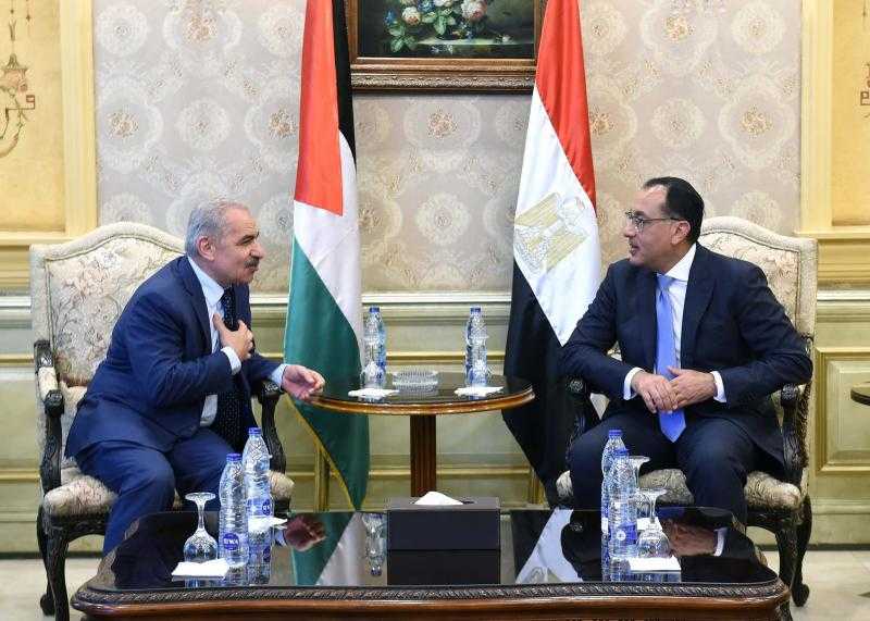رئيس الوزراء يستقبل نظيره الفلسطيني في مطار القاهرة| صور