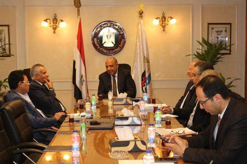 عصمت يبحث مع «عيسى جروب» تطوير مصنع السيراميك بالخزف والصيني