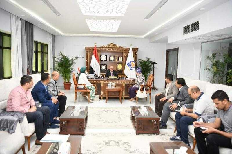 محافظ قنا يستقبل وفد من مؤسستي بنك مصر للتنمية وصناع الخير