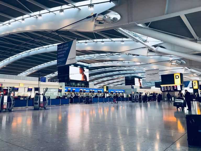 أكبر مطار في أوروبا يتوقع تراجع أعداد المسافرين والأرباح في 2026 بسبب تداعيات حرب إيران