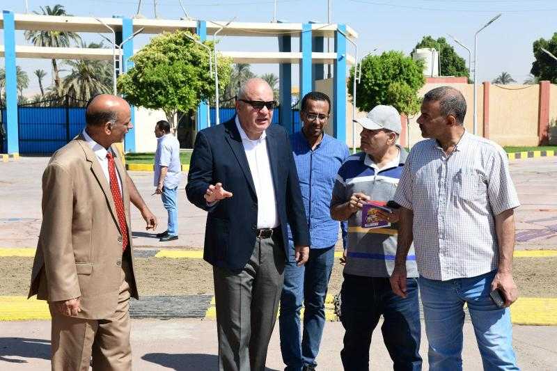 أشرف الداودي يتفقد عددًا من مشروعات الأمن الغذائي بقنا