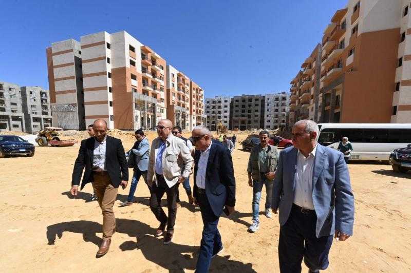 «الجزار» يتفقد 5328 وحدة سكنية جار تنفيذها بمبادرة ”سكن كل المصريين” في القاهرة الجديدة