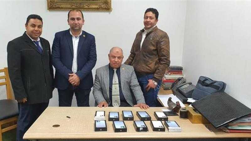 جمارك برج العرب تضبط محاولة تهريب عدد من الهواتف المحمولة
