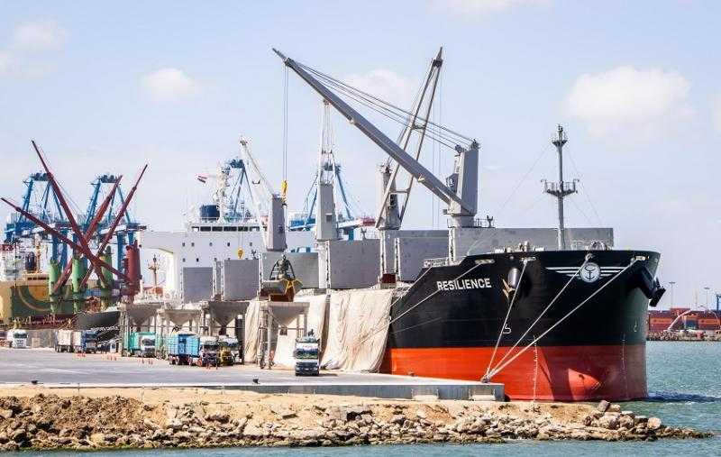 «ميناء دمياط» يُصدر 5400 طن يوريا ويستقبل أكثر من 2500 طن قمح