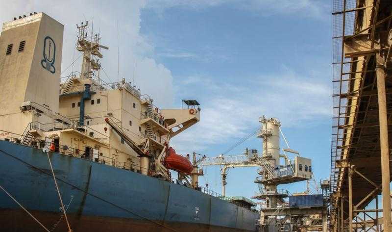 بينها زيت وقمح.. ميناء دمياط يستقبل 39781 طنًا من البضائع