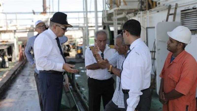 استمرار أعمال انتشال القاطرة فهد وإخلاء مجرى قناة السويس