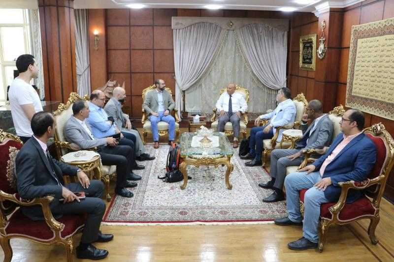 رئيس ميناء دمياط يستقبل وفد الخط الملاحي ”هاباك لويد”