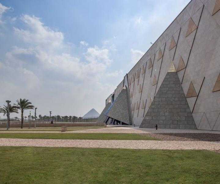 وزير السياحة يتابع آخر مستجدات العمل بالمتحف المصري الكبير