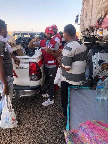 «النقل» توزع مياه ووجبات على السائقين في المنفذين البريين أرقين وقسطل على الحدود السودانية
