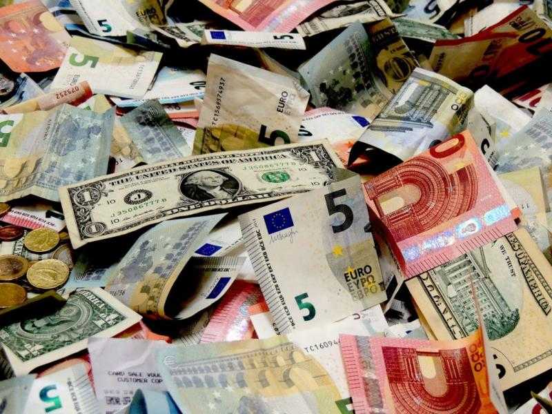 أسعار العملات اليوم الأربعاء بالبنك المركزي.. «اليورو» يخسر 23 قرشًا