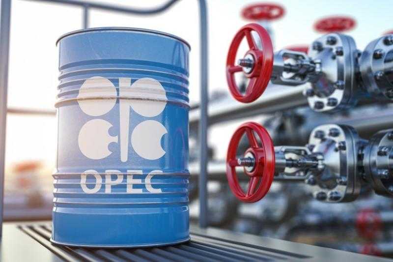 هل يدفع صغار منتجي النفط بـ«أوبك بلس» تحركات السعودية وروسيا لرفع الأسعار إلى الفشل؟