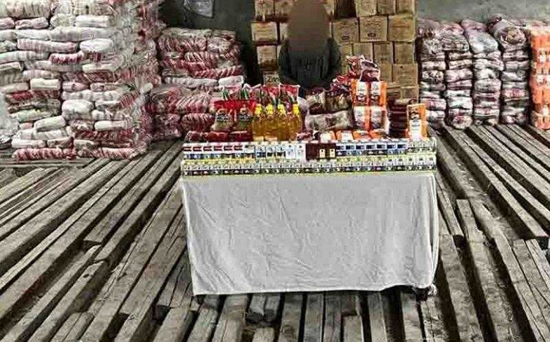 ضبط تاجر يتداول السلع التموينية المدعمة بالسوق السوداء في أسيوط