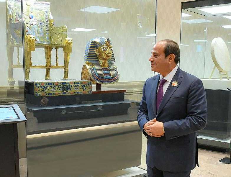 الرئيس السيسي يتفقد الآثار المصرية المعروضة بقمة العشرين