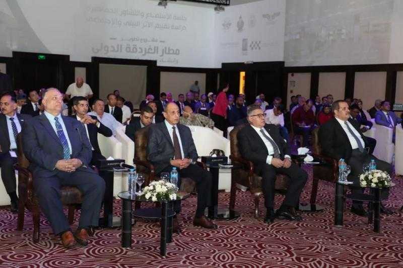 لإنشاء مبنى ركاب صديق للبيئة.. وزير الطيران المدني يشهد جلسة لتطوير مطار الغردقة الدولي